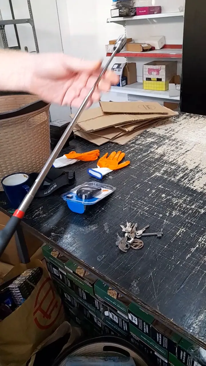 Magnetická teleskopická tyčka se svítilnou pro automechaniky